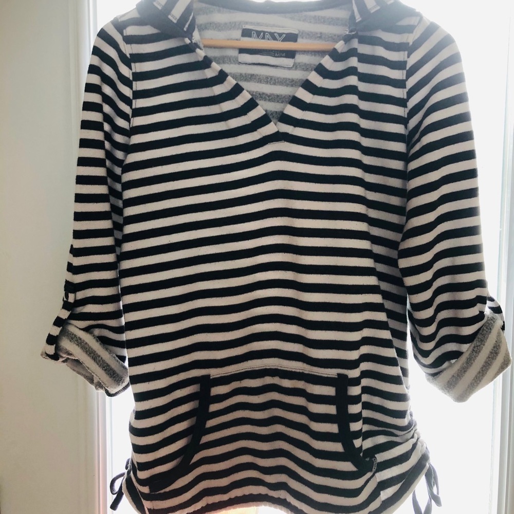 Hoodie black and white, 3/4 sleeves.